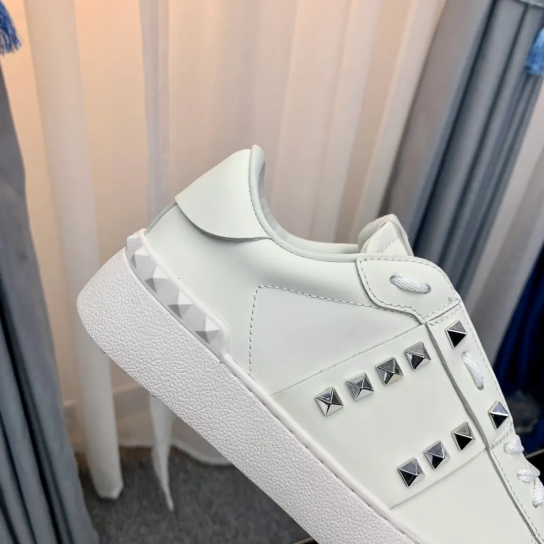 👟👟Ex-factory price👟👟Ex-factory price 480👟👟Women's shoes Women's clothing Women's shoes Women's clothing VALENTINO Valentino sneakers 23ss new letter sneakers white shoes lace-up sneakers Zhang Yixing's same rivet lace-up casual shoes sneakers The highest version on the market! All details are consistent with the original version. Buy the original 1:1 replica. Material: Original imported pebbled cowhide with VT original webbing. 3D printed color pattern. Inner lining: Imported cowhide lining. Cowhide foot pads. Outsole: exclusive molded T👟👟factory price U wear-resistant outsole. Strap: with rubber texture VLTN LOGO. Insole: genuine consistent rubber insole. Original box and full set of original packaging. Size: 35-40 (41🉑️Customized, non-refundable) 38-44 (45🉑️Customized, non-refundable)